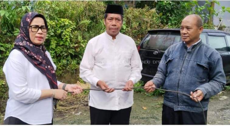 Sekretaris DPRD Maluku Serahkan Hewan Kurban di Masjid Alanshar