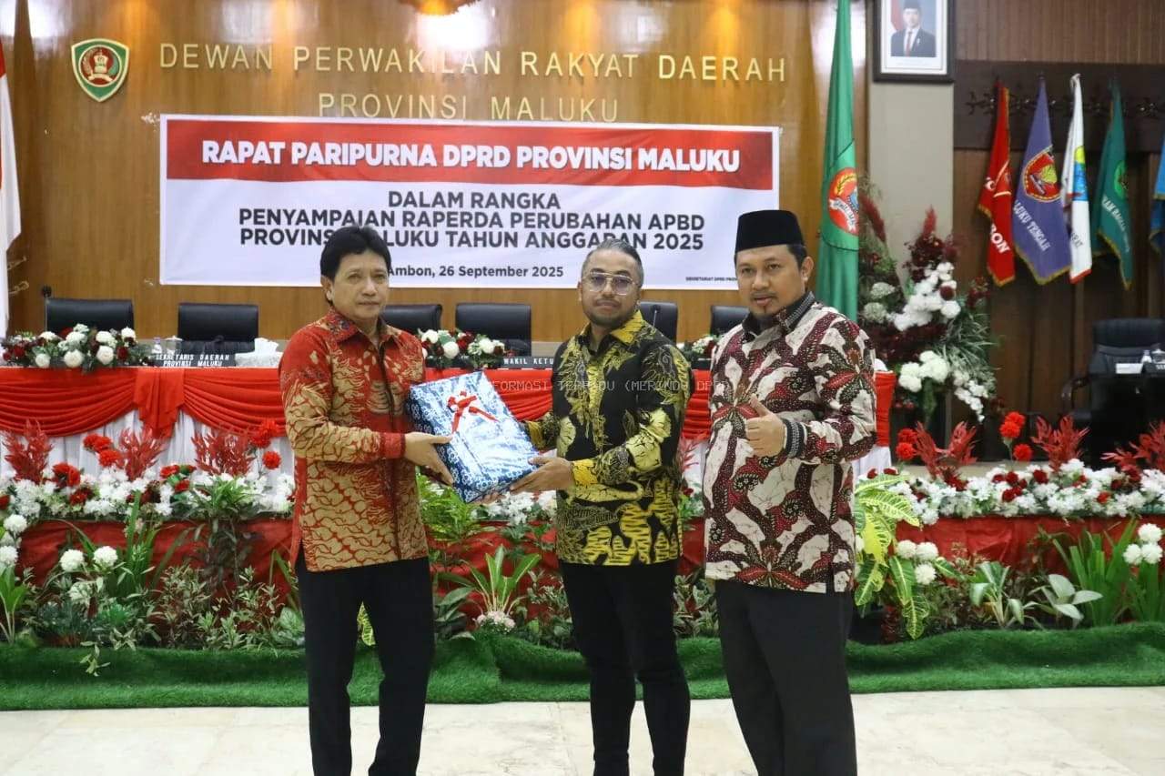 Pemprov Serahkan Ranperda Perubahan APBD Maluku Tahun 2025